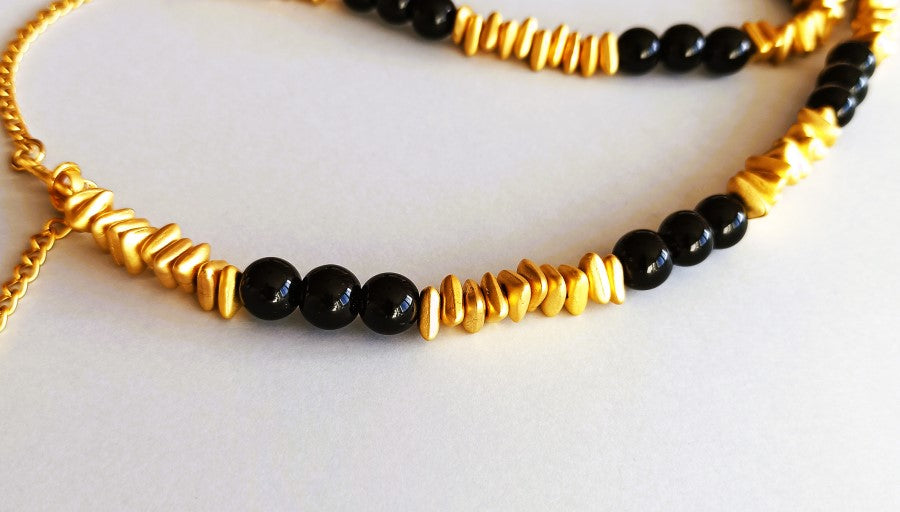 Collar largo con piedras onix y bronce sama