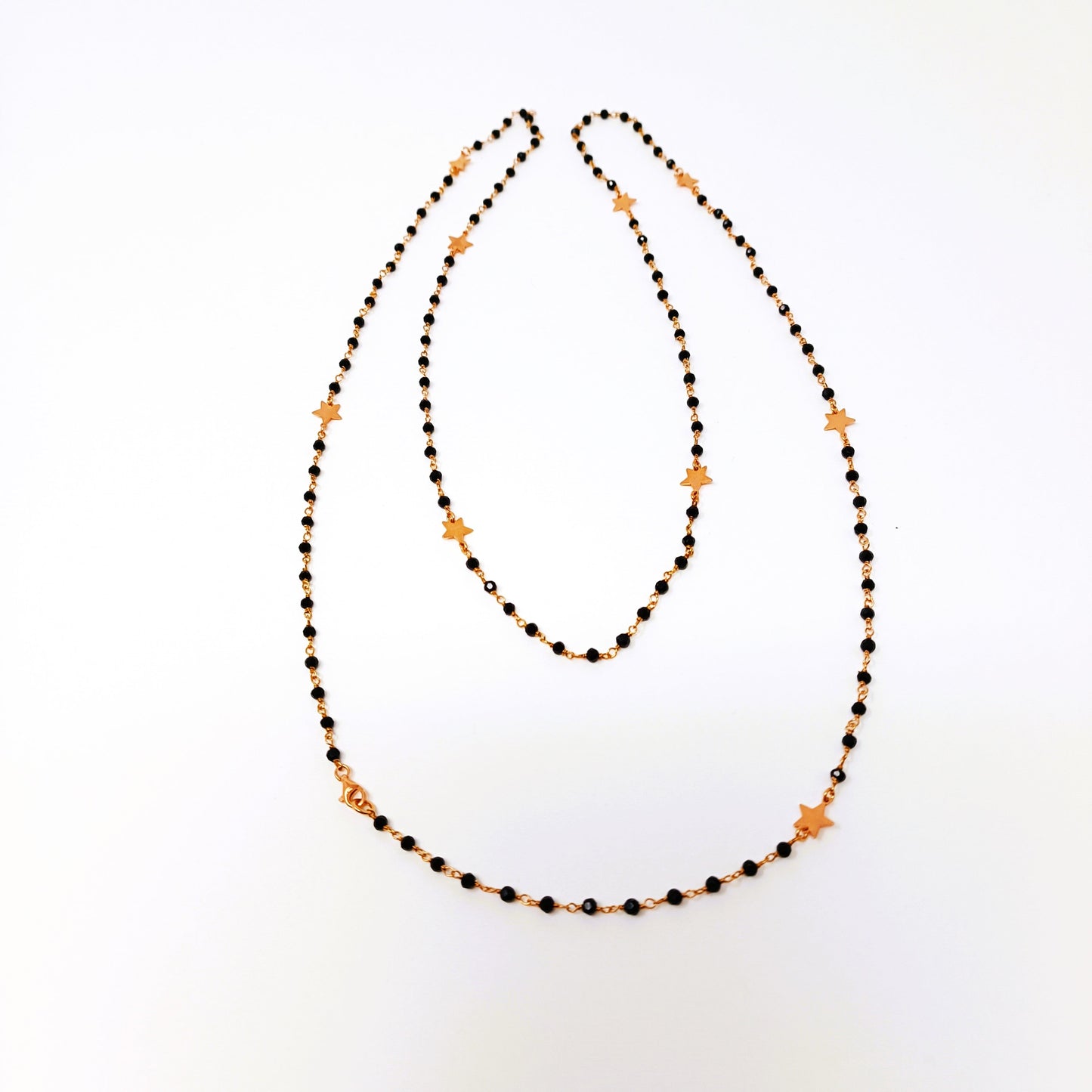 Collar largo con gemas de Espinela Negra y cadena dorada