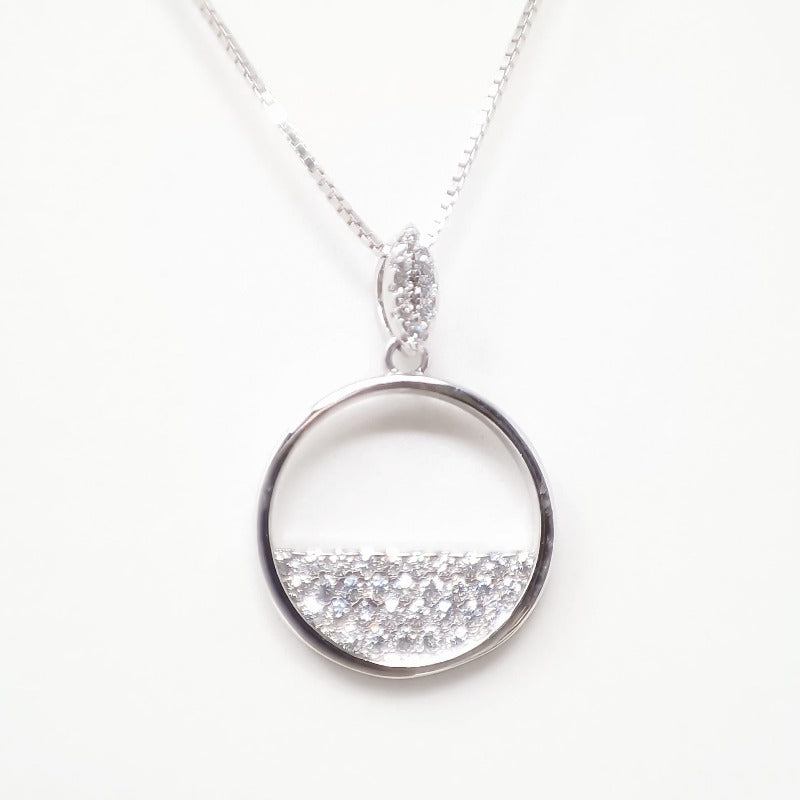 Gargantilla de plata con colgante de círculo con cristalitos - Mooncolors.es