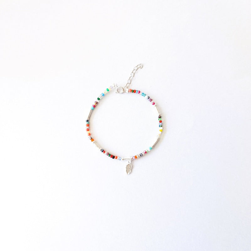 Pulsera de plata con colgante y cuentas pequeñas de cristal